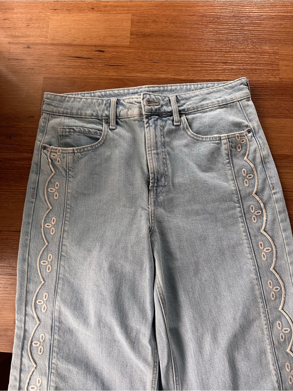 Brand New Old Navy Light Blue Flare Jeans with Cream Scallop Embroidery - Picture 2 of 7